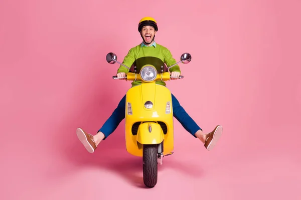Porträtt av hans han trevlig attraktiv galen barnslig sorglös glad glad glad kille ridning moped ha kul lura isolerad över rosa pastell färg bakgrund — Stockfoto