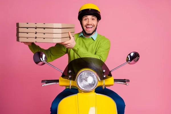 Portret jego miły atrakcyjny wesoły zadowolony facet niosący gorącą pizzę zamówienie domu jazda na motocyklu odizolowany na różowym pastelowym tle kolor — Zdjęcie stockowe