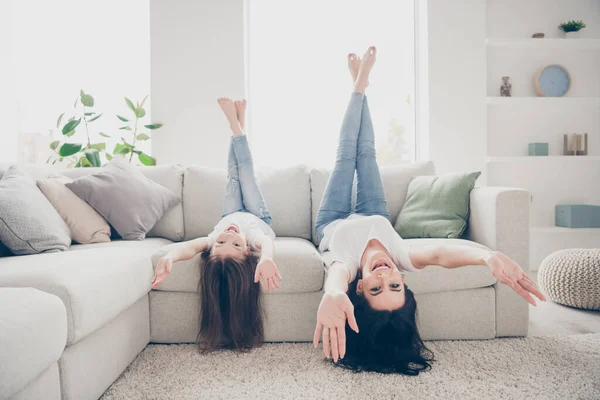 Ganzkörperansicht Foto von niedlichen entzückenden ehrliche Mama und ihr Kind haben Gebühr Zeit Urlaub legen Diwan auf den Kopf heben Hände Beine barfuß im Hauszimmer — Stockfoto