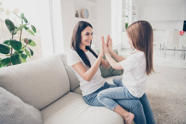 Profile photo of pretty little girl young mommy clapping arms having fun playing game counting numbers sitting comfy sofa spend time weekend together indoors home house — Stock Photo, Image