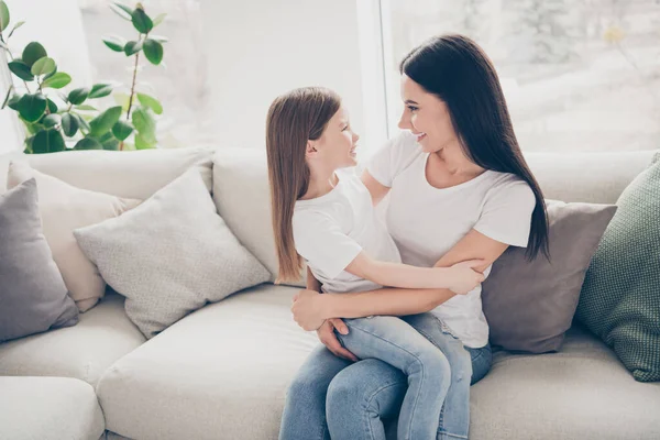 긍정적 이고 명랑 한 엄마와 어린 딸은 빈둥거리며 앉아 주말을 실내 아파트에서 보낸다. — 스톡 사진