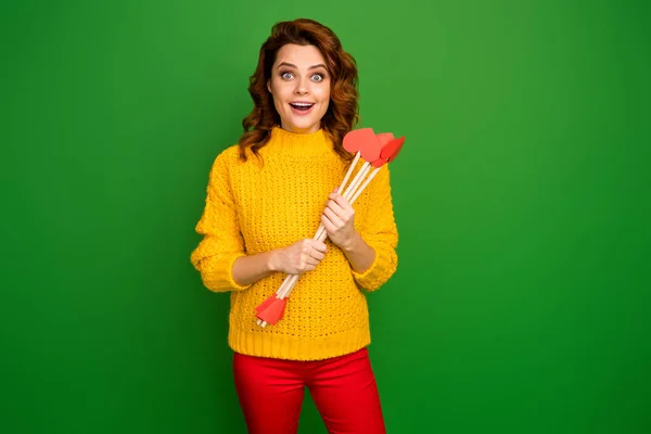 Photo of pretty lady hold Ámor szerelem nyilak kész lő célja izgalmas hobbi téma party karakter kopás sárga kötött pulóver piros nadrág elszigetelt zöld szín háttér — Stock Fotó