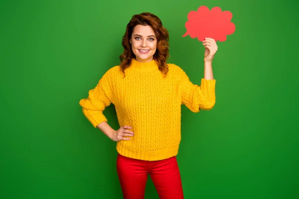 Brain denken brainstormen concept. Portret van positieve vrolijke vrouw houden rode papieren kaart spraak zeepbel wolk dragen goede look pullover geïsoleerd over heldere kleur achtergrond — Stockfoto