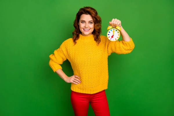 Retrato de mujer alegre positiva celebrar el reloj con el suéter de desgaste temprano en la mañana aislado sobre el fondo de color brillo —  Fotos de Stock