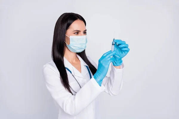 Foto de doc lady profesional listo para la operación joven cirujano mantenga la anestesia jeringa use guantes máscara estetoscopio blanco bata de laboratorio aislado color gris fondo — Foto de Stock