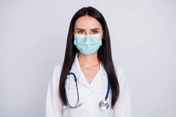 Φωτογραφία της όμορφης doc κυρία έτοιμη για χειρουργική επέμβαση νεαρός επαγγελματίας χειρουργός φορούν προστατευτική μάσκα προσώπου στηθοσκόπιο λευκό εργαστηριακό παλτό απομονωμένο γκρι φόντο χρώμα — Φωτογραφία Αρχείου