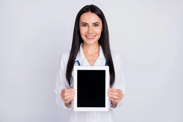 Foto von schönen fröhlichen professionellen Doc Dame zeigt Patienten digitale Version der Vertragsversicherung in modernen E-Book tragen Stethoskop weißen Labormantel isoliert graue Farbe Hintergrund — Stockfoto