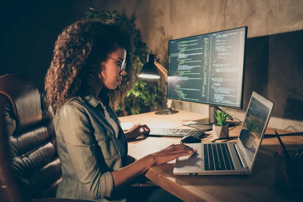 Profil tarafı fotoğrafı yetenekli afro-amerikan kız web tasarımcısı inek serbest girişimci akşam masası bilgisayarı iş yerindeki iş yerinde ikili Java betiği kodu yaz — Stok fotoğraf