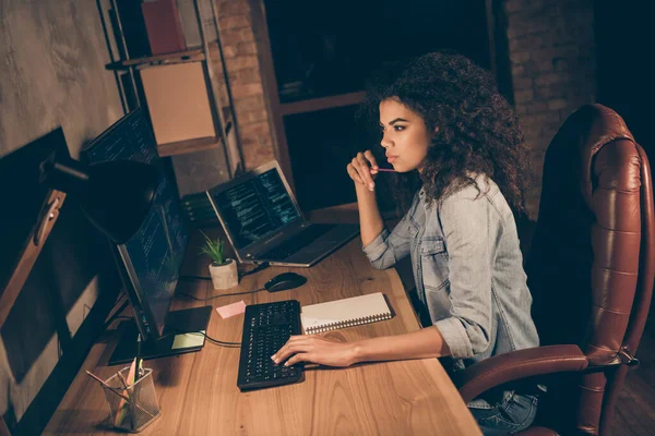 Topo acima de ângulo alto vista perfil lado foto pensativo afro americano menina web geek hacker sentar mesa de noite olhar pc tela trabalho quadro de banco de dados script teste servidor no local de trabalho estação — Fotografia de Stock