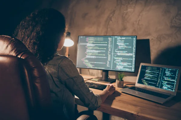 Voltar coluna traseira vista foto concentrada afro-americana menina empresa administrador sentar mesa de mesa lâmpada usar computador trabalho dados depuração melhoria algoritmo binário código na estação de trabalho — Fotografia de Stock