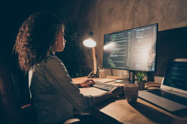 Odaklanmış yetenekli Afro-Amerikan kız web tasarımcı şirket yöneticisinin profil tarafı fotoğrafı masa başında çalışma bilgisayarı hatası çözmek akşam geç saatlerde iş yerinde ikili uygulama kodu yapmak — Stok fotoğraf