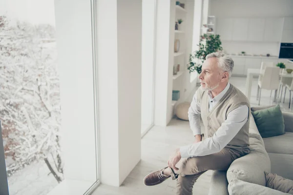 Foto van man met wit haar kijkend raam diep denkend leunende bank binnen — Stockfoto