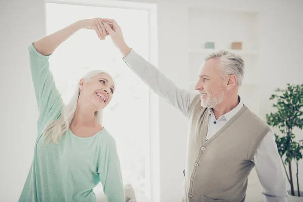 Porträt von charmanten verheirateten Freunden Freundschaft bewegt genießen gekleidet Kricketpullover Hemd in heller Wohnung — Stockfoto