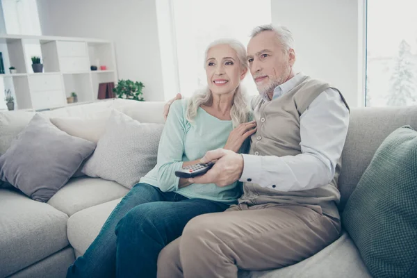 Фото пары пожилых людей, проводящих свободное время вместе домашняя сессия смотреть романтическую комедию сидя диван — стоковое фото