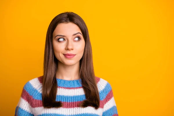 Foto close-up de atraente bonita senhora se perguntou olhar lado espaço vazio ler interessante banner de compras usar camisola listrada casual isolado cor amarela fundo — Fotografia de Stock