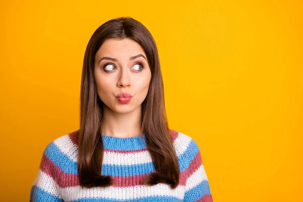 Foto de primer plano de atractiva señora bonita divertida mirada coqueta lado espacio vacío coqueteando con chico lindo guapo usar suéter de rayas casuales aislado color amarillo brillante fondo —  Fotos de Stock