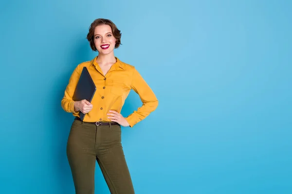 Foto de muito negócio senhora segurar notebook mãos confiável trabalhador responsável veio reunião corporativa desgaste amarelo camisa verde calças isoladas azul brilhante cor de fundo — Fotografia de Stock