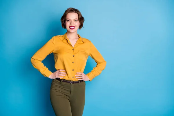Фото удивительной красивой деловой леди профессиональной уверенной в себе улыбки надежных рабочих рук по бокам носить желтую рубашку зеленые брюки изолированы ярко-синий цвет фона — стоковое фото