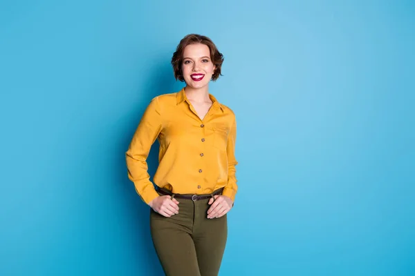 Foto de incrível senhora de negócios sorriso auto-confiante trabalhador confiável usar camisa amarela verde calças isoladas fundo de cor azul brilhante — Fotografia de Stock
