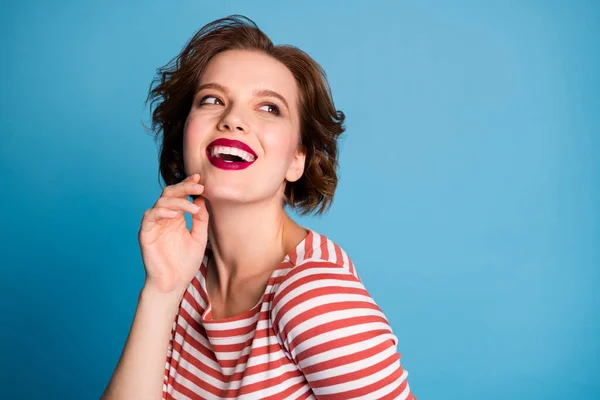 Closeup foto de engraçado bonita senhora passar tempo desfrutar quente outono temporada brisa golpe penteado voo melhores emoções desgaste casual vermelho branco camisa isolado brilhante azul cor fundo — Fotografia de Stock