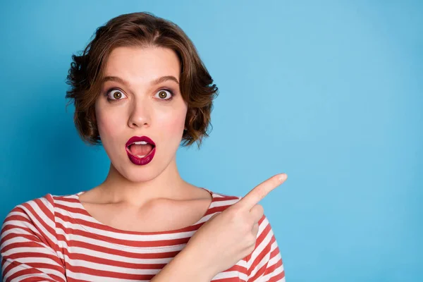 Foto de primer plano de hermosa dama conmocionada sin palabras indican dedo vacío espacio abierto boca increíble venta precios desgaste casual rojo blanco camisa aislado brillante color azul fondo —  Fotos de Stock