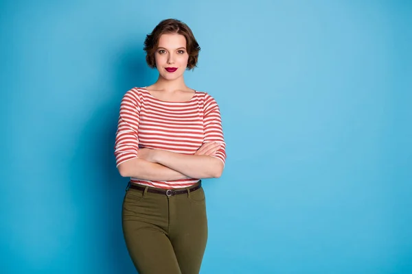 Foto der schönen hübschen Dame selbstbewusstes Lächeln Arbeiter Hände gekreuzt kurze Bob Frisur tragen lässig rot weißes Hemd grüne Hose isoliert helle blaue Farbe Hintergrund — Stockfoto