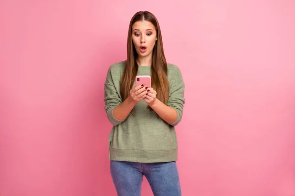 Retrato de menina louca surpreso usar telefone inteligente ler mídia social novidade impressionado não pode acreditar grito wow ogm desgaste bom look suéter isolado sobre fundo cor pastel — Fotografia de Stock