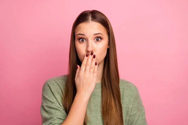 Verbaasd schattig duizendjarig meisje hebben problemen probleem ze praten vertrouwelijke nieuwigheid verbergen haar lippen dont willen blijven delen dragen stijlvolle trendy trui geïsoleerde pastel kleur achtergrond — Stockfoto