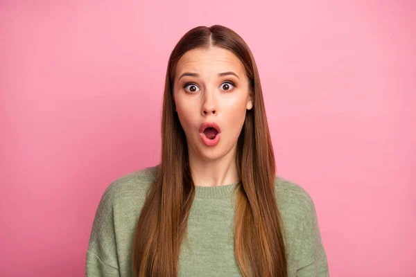 Retrato de chica loca asombrada se ven bien ver anuncios increíbles gritar impresionado usar ropa elegante aislado sobre fondo de color pastel —  Fotos de Stock