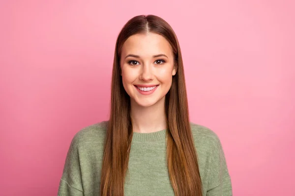 Retrato de linda chica excitada encantadora mirada buena disfrutar de otoño tiempo libre desgaste de vacaciones jersey aislado sobre fondo de color rosa — Foto de Stock