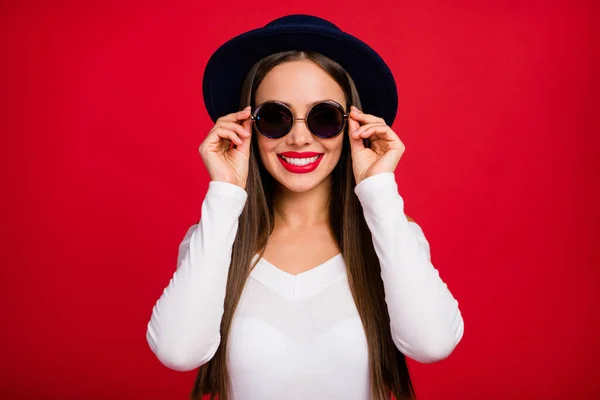 Retrato de menina alegre positiva tocar seus óculos olhar bom desgaste moderno fantasia fascinante roupas isoladas sobre fundo de cor brilhante — Fotografia de Stock