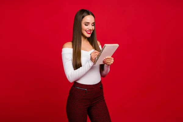 Ritratto di intelligente positivo attraente affascinante elegante capo donna scrivere copybook piano il suo lavoro di bellezza giorno indossare bianco buon look vestito isolato su sfondo di colore brillante — Foto Stock