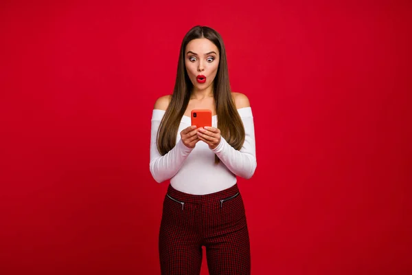 Porträt erstaunt Mädchen verwenden Handy lesen Social Network Informationen beeindruckt schreien wow omg tragen gutes Aussehen stilvolles Outfit isoliert über helle Farbe Hintergrund — Stockfoto