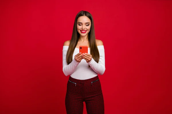 Retrato de positivo elegante fascinante menina uso smartphone ler rede social notícias desgaste bom olhar branco camisola xadrez calças isoladas sobre brilho brilhante cor fundo — Fotografia de Stock