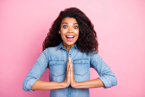 Retrato de menina afro-americana animado espantado obter sonho presente feriado ela esperar impressionado grito wow omg desgaste casual estilo roupa isolada sobre fundo cor pastel — Fotografia de Stock