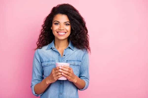 Portré bájos tartalom édes afro amerikai lány hold csésze kakaó élvezze hétvégén viselni alkalmi stílusú ruhát elszigetelt rózsaszín háttér — Stock Fotó