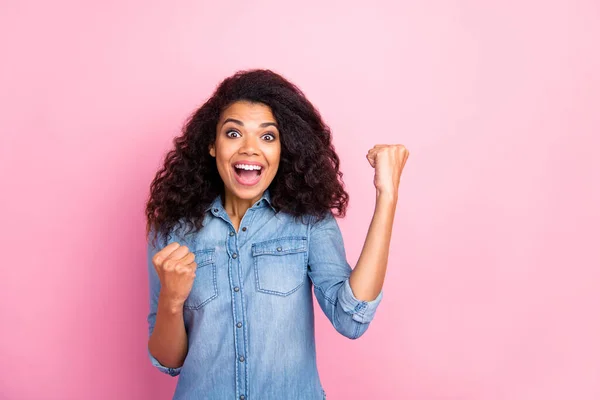 Retrato de espantado louco afro americano menina ganhar ouvir maravilhoso loteria ganhar notícias gritar wow omg sentir regozijar emoções levantar punhos desgaste casual estilo roupa isolada sobre cor rosa fundo — Fotografia de Stock