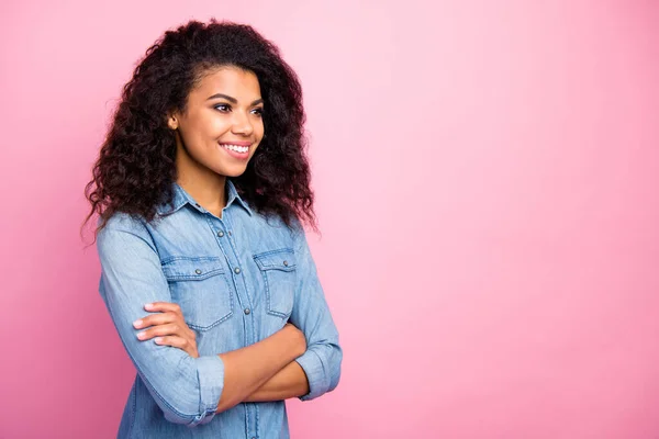 Foto girada de conteúdo positivo afro-americano menina cruz mãos olhar copyspace desgaste elegante moda roupas jovens isolado sobre fundo cor pastel — Fotografia de Stock