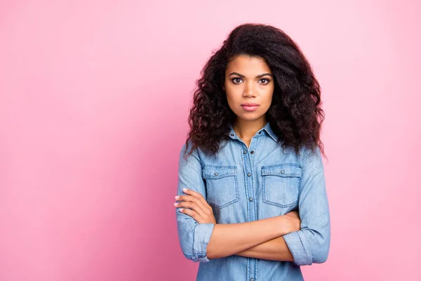 Retrato de enfocado moderno afroamericano manager chica listo decidir decisión mirada buena cruz manos desgaste casual estilo ropa aislado sobre rosa color fondo —  Fotos de Stock