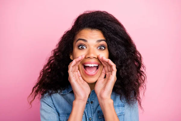 De cerca foto de loca chica afroamericana asombrada escuchar información increíble compartir descuentos de ventas novedad grito usar jeans camisa aislada sobre fondo de color rosa — Foto de Stock