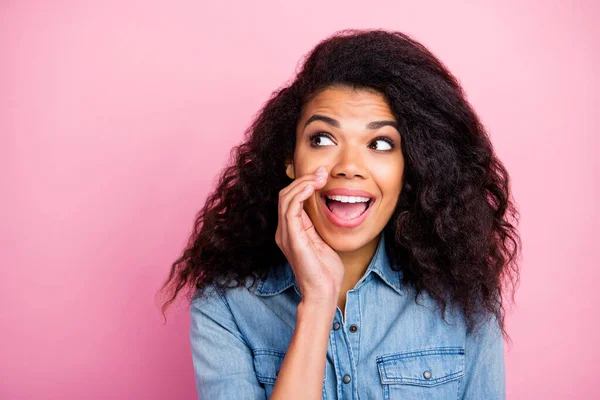 De cerca la foto de la chica afro americana divertida funky escuchar noticias privadas increíbles gritar impresionado compartir usar ropa de moda con estilo aislado sobre fondo de color rosa —  Fotos de Stock