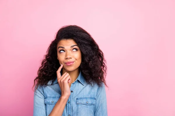 Närbild foto av drömmande afro amerikansk flicka ser copyspace tycker tankar svåra fråga beröring finger haka bära casual stil kläder isolerade över rosa färg bakgrund — Stockfoto