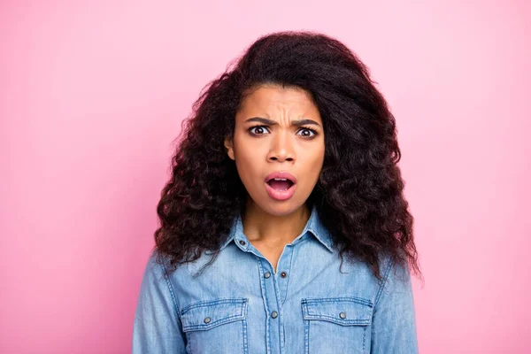 Close up foto de menina afro-americana funky espantado ouvir notícias falsas não pode acreditar grito desgaste casual estilo roupas isoladas sobre cor rosa fundo — Fotografia de Stock
