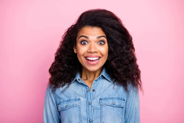 Close up foto de menina afro-americana funky espantado ouvir notícias inacreditáveis gritar vestir roupas de estilo casual isolado sobre fundo cor pastel — Fotografia de Stock
