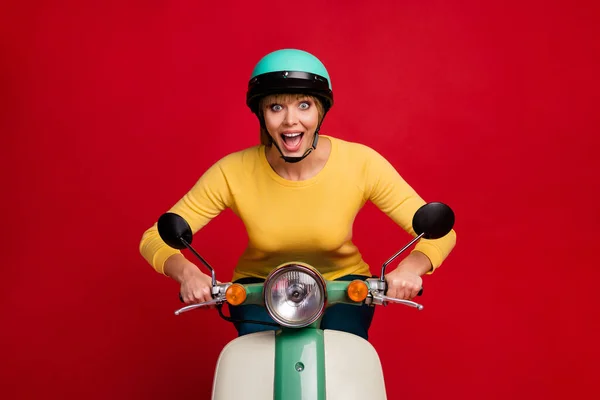 Portret zdumiony wesoły szalony dziewczyna rowerzysta jeździć na motocyklu czuć radość cieszyć się szybką prędkość krzyczeć wow omg nosić żółty sweter odizolowany ponad blask kolor tła — Zdjęcie stockowe
