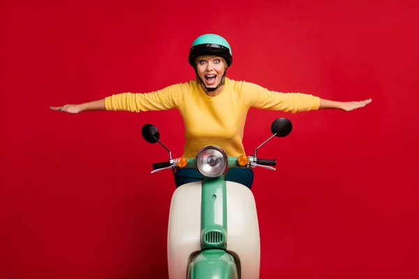 Porträt von erstaunt verrücktes Mädchen Fahrrad fahren genießen hohe Steigung halten Hände Flügel vorstellen, sie fliegen Vogel schreien wow omg tragen gut aussehenden Pullover isoliert über Glanz Farbe Hintergrund — Stockfoto