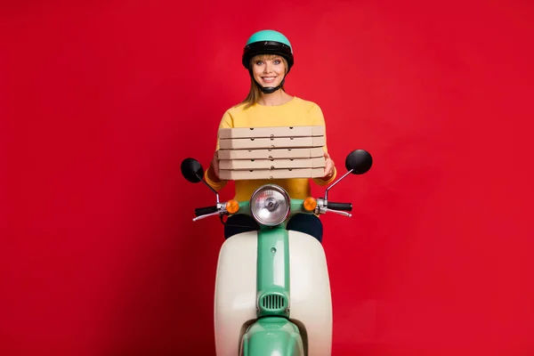 Portret van haar ze mooi aantrekkelijk mooi vrolijk meisje zitten op bromfiets bedrijf in handen stapel stapel taart dessert geïsoleerd op heldere levendige glans levendige rode kleur achtergrond — Stockfoto