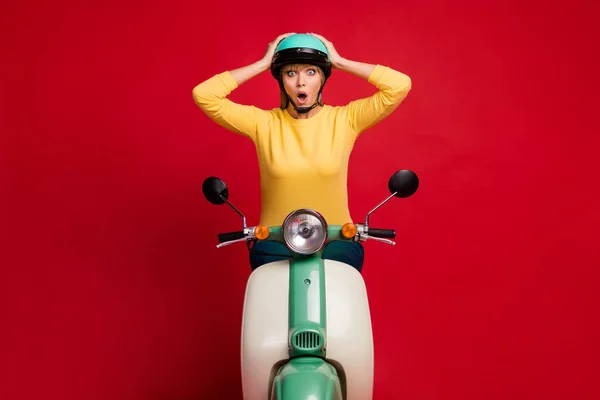 Portret van haar ze mooi aantrekkelijk mooi verbaasd vrolijk overweldigd meisje zitten op bromfiets groot nieuws reactie geïsoleerd op helder levendig glans levendig rood kleur achtergrond — Stockfoto