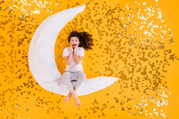 Dulces sueños. Longitud completa ángulo alto sobre plano vista vista foto de la señora encantadora divertida mintiendo piso muchas estrellas brillantes almohada de la luna desgaste pijama aislado color amarillo fondo —  Fotos de Stock