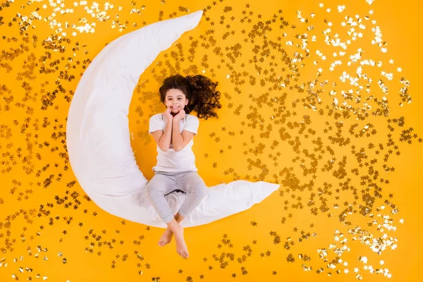 Concetto di sogni dolci. Full body alto angolo sopra piatto lay vista foto di divertente signora sdraiato pavimento molte stelle scintillanti luna cuscino usura pigiama isolato colore giallo sfondo — Foto Stock